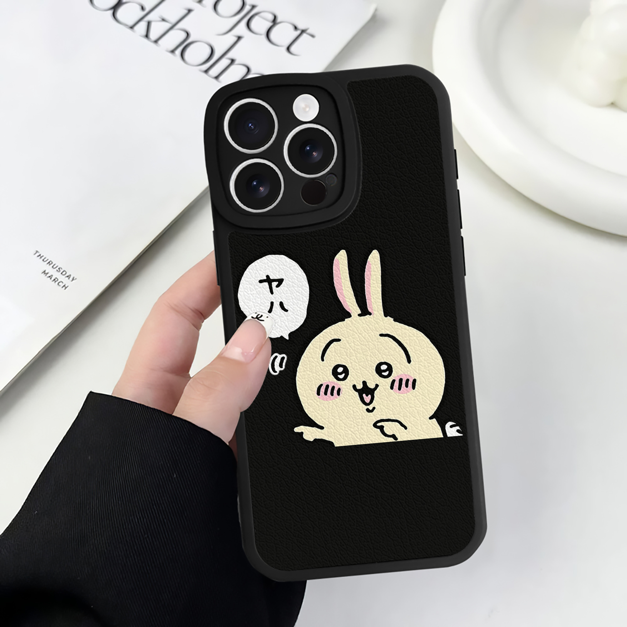 （画像用） ちいかわ うさぎ Chii-kawa usagi 【iPhone 16シリーズ対応】シリコンスマホケース（レザー調） 材質：シリコン